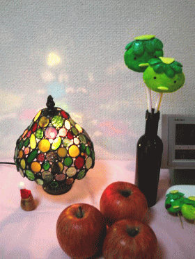 リンゴを添えて。温かい雰囲気の室内。