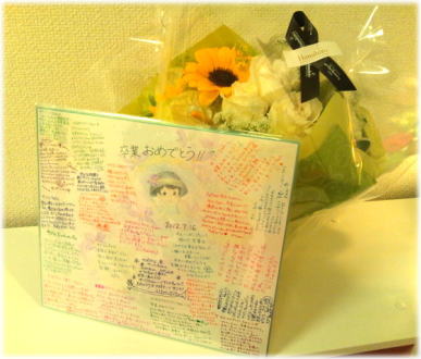 本人そっくりのイラストが描かれた色紙